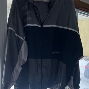 Nike women’s Black and Gray Windbreaker